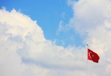 турецкий флаг на фоне голубого неба