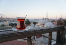 Стамбул, балкон, чай