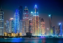 Дубаи ночной город, светящиеся небоскребы